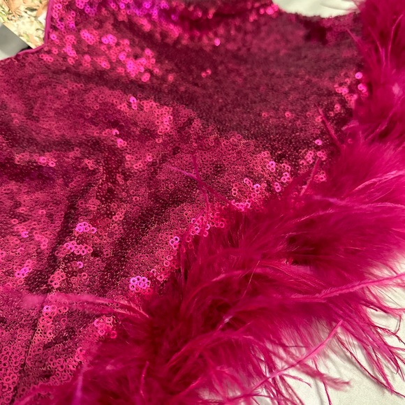Hot pink sequin cropped tank with feather trim, size medium, new with tags - Picture 3 of 3